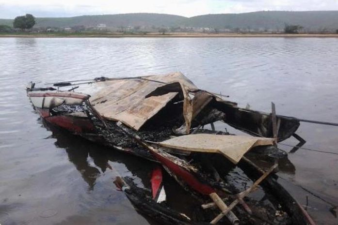 Lancha destruída pelo fogo