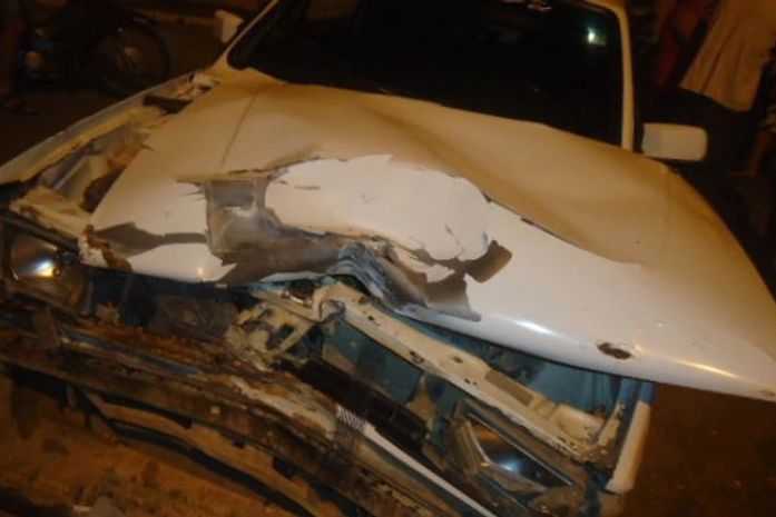 Carro após colisão com moto