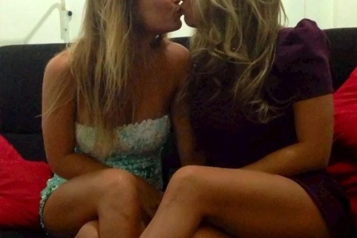 Natalia Casassola e Fani dão selinho em festa no interior de São Paulo