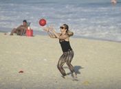 Letícia Spiller pega pesado na malhação em praia carioca