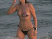 Christine Fernandes se refresca no mar no Rio
