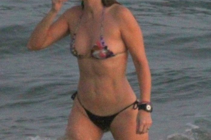 Christine Fernandes se refresca no mar no Rio