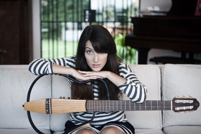 Sucesso na web, Clarice Falcão lança CD e estreia ao vivo