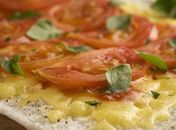 Deliciosa pizza de tapioca com recheio marguerita