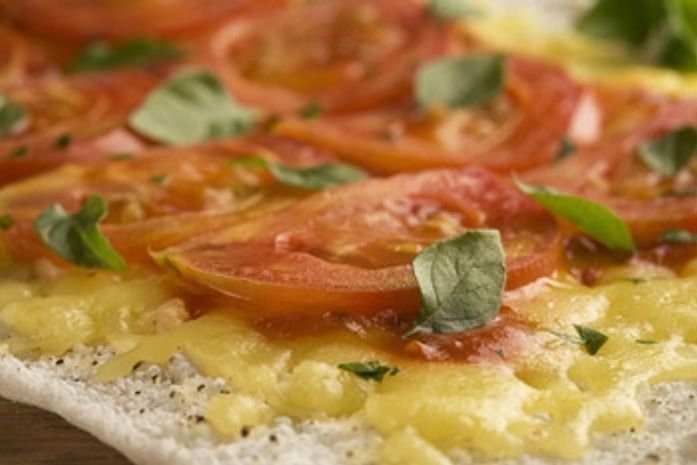 Deliciosa pizza de tapioca com recheio marguerita