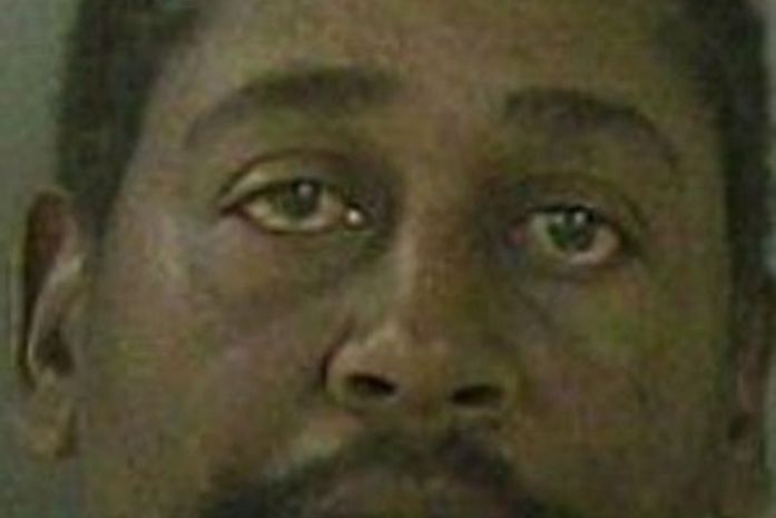 Americano pego com drogas nos bolsos diz que calças não eram dele