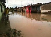 Moradores não conseguem dormir com medo de enchente.	