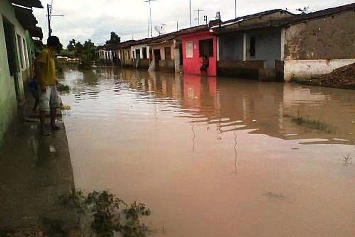 Moradores não conseguem dormir com medo de enchente.