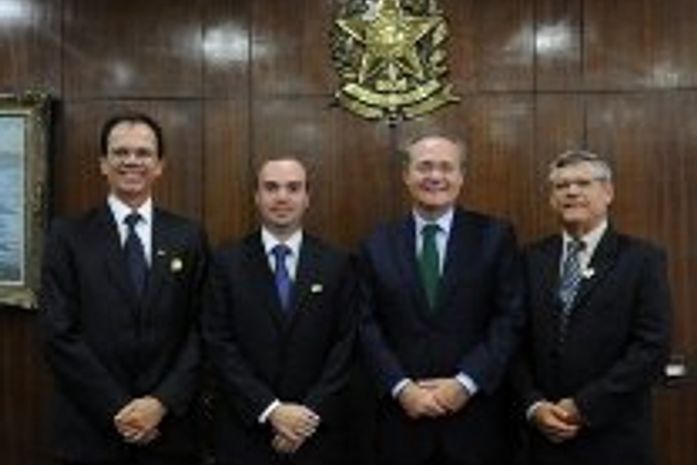 Lourenço(1ªdireita)esteve com senador Renan na presidência do Senado