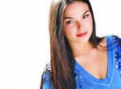 De férias da TV, Isis Valverde curte aos 26 anos o que não viveu na adolescência