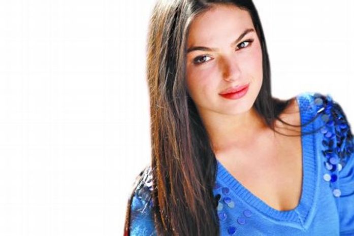 De férias da TV, Isis Valverde curte aos 26 anos o que não viveu na adolescência