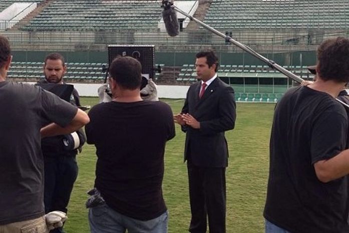 Quintella gravando programa rede Nacional do PR