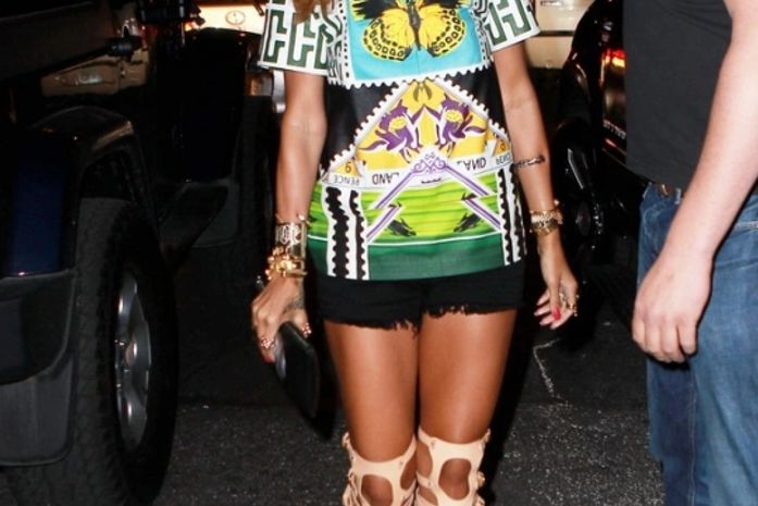 Cantora Rihanna usa bota gladiadora de R$ 7 mil para jantar na cidade de Nova York