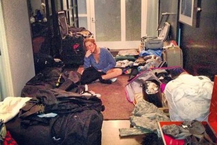 Lindsay Lohan caiu no choro ao embarcar para reabilitação, diz pai