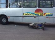 Ônibus colide com motocicleta