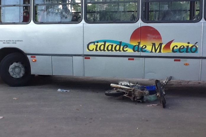 Ônibus colide com motocicleta