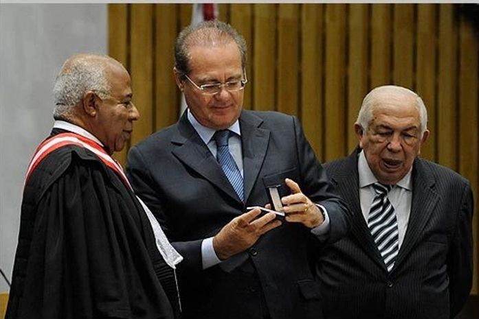 Renan Calheiros recebe medalha do ministro Carlos Alberto Reis de Paula