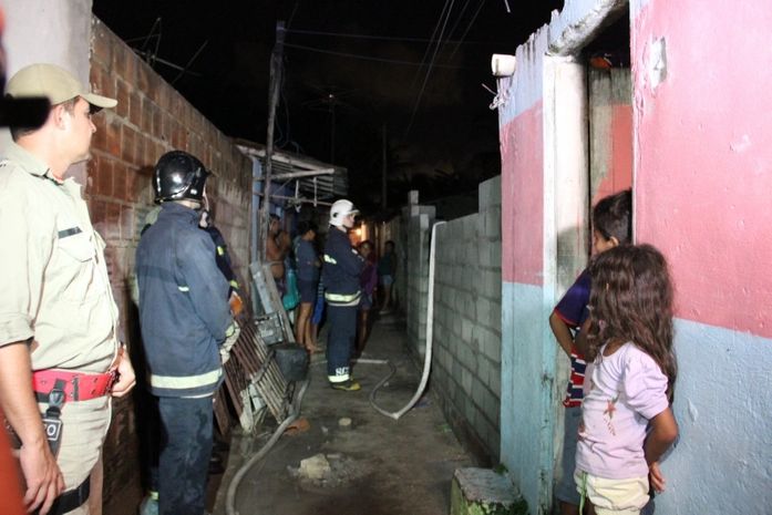 Incêndio destrói residência e deixa moradores assustados