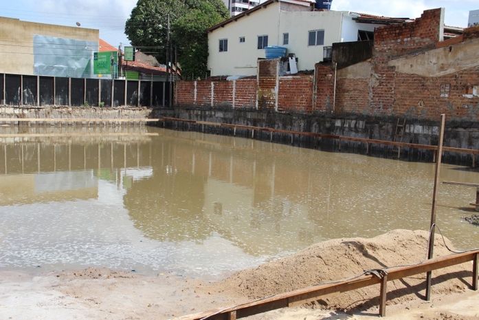 Moradores denunciam acúmulo de água em terreno e foco de mosquito da dengue