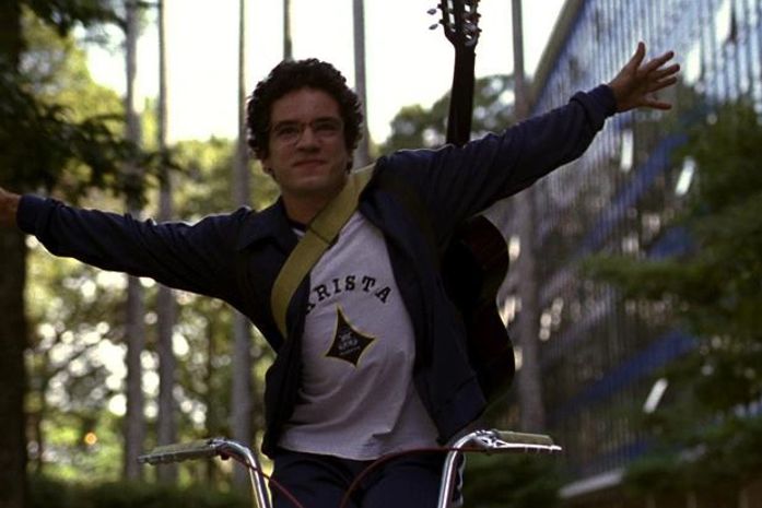 Atuação de Thiago Mendonça como Renato Russo é um dos pontos altos do filme