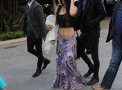 Vanessa Hudgens mostra calcinha por causa de trapalhada do namorado