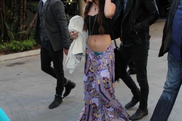 Vanessa Hudgens mostra calcinha por causa de trapalhada do namorado