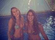 Carol Portaluppi curte piscina ao lado de amiga