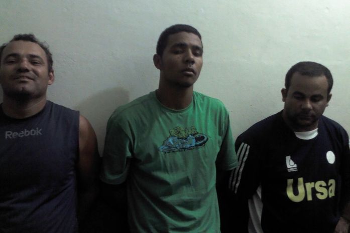 Policias apreendem armas e celulares com mensagem de pedido de munição