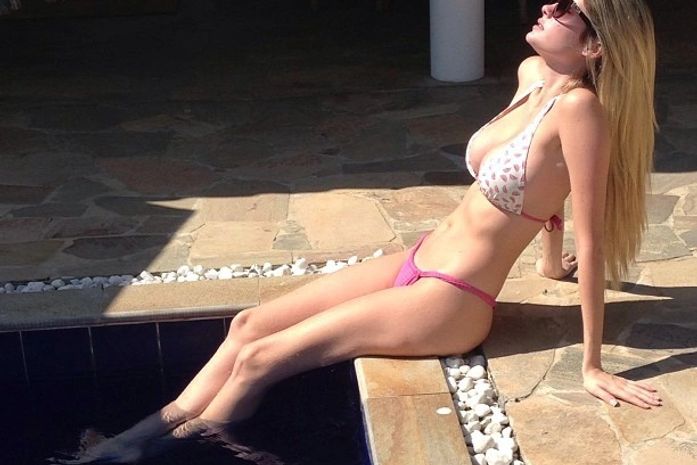 Bárbara Evans na piscina