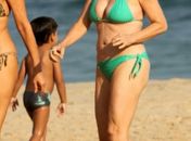 Maitê Proença vai a praia com biquíni comportado no Rio