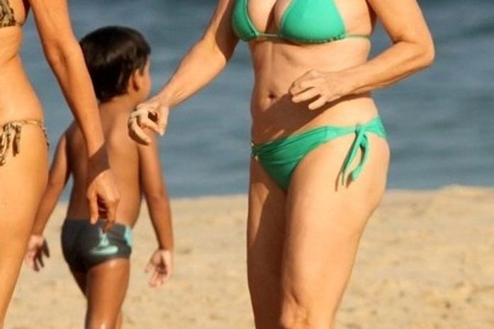 Maitê Proença vai a praia com biquíni comportado no Rio