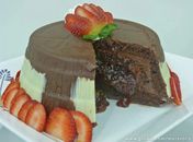 Bolo de trufas com calda irresistível é dica para a sobremesa