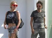 Mãe de dois filhos, atriz Kate Hudson mostra barriga sequinha em look jovem