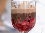 Imperdível! Faça receita simples com brigadeiro de copo cremoso e morango