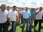 Governador cumprimentanto Secretario Etinho Dias.