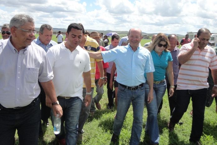 Governador cumprimentanto Secretario Etinho Dias.