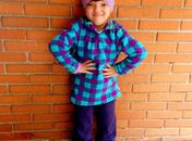 Agasalhada, Rafaella Justus posa para foto antes de ir para escola