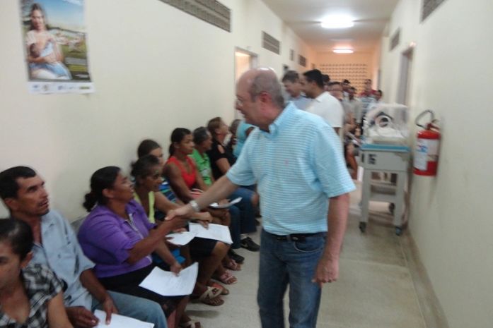 Fernando Toledo visitando Centro de Saúde.