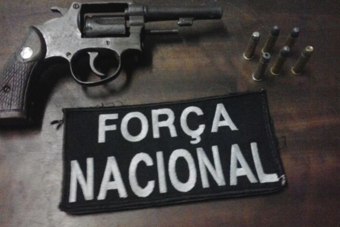 Arma foi apreendida durante abordagem