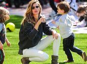 Muito mimo! Mamãe Gisele Bündchen curte os filhos em parque em Nova York