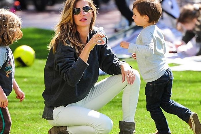 Muito mimo! Mamãe Gisele Bündchen curte os filhos em parque em Nova York