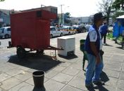 SMCCU apreende materiais irregulares na Praça da Faculdade