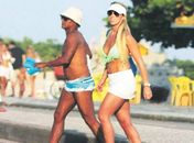 Romário volta a pé  para casa após praia acompanhado de loira