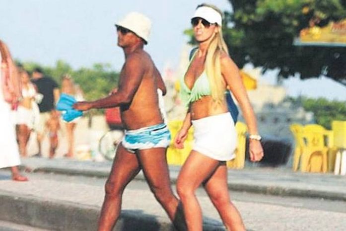 Romário volta a pé para casa após praia acompanhado de loira