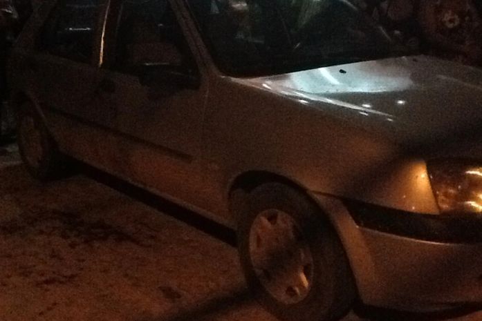 Veículo com marcas de sangue