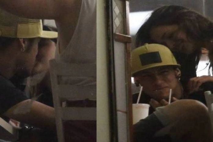 Bruna Marquezine e Neymar dividem lanche e trocam beijos após noitada