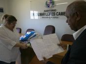 Promotora Francisca de Paula e o Delegado da Polícia Federal analisando o material apreendido com o cabo eleitoral de Fernando Sérgio Lira 