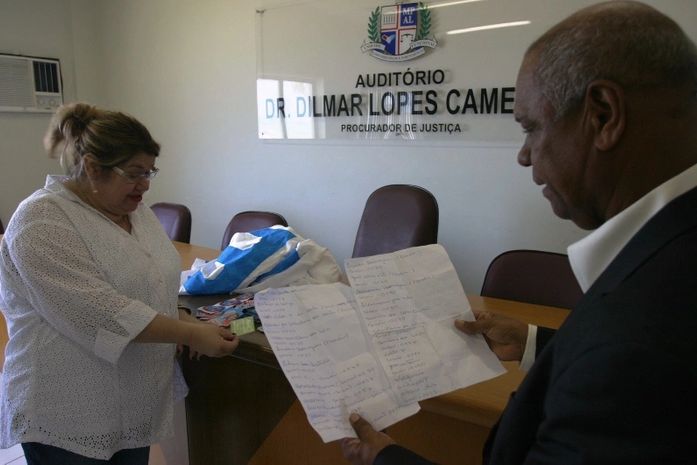 Promotora Francisca de Paula e o Delegado da Polícia Federal analisando o material apreendido com o cabo eleitoral de Fernando Sérgio Lira
