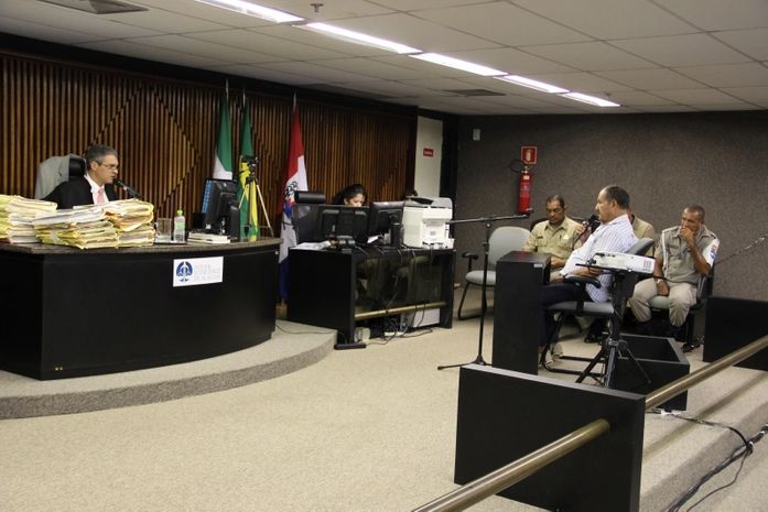 Vigilante Manoel Alfredo da Silva presta depoimento ao juiz Maurício Brêda no segundo dia de julgamento do PC Faria