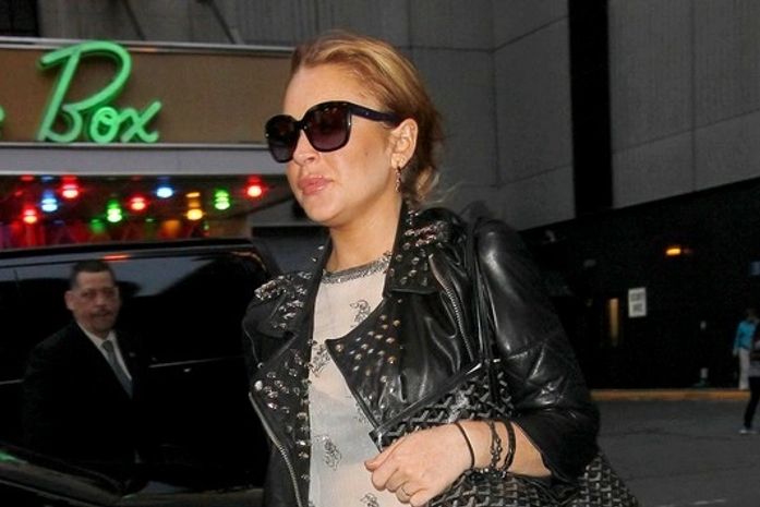 Perigo por perto! Lindsay Lohan não está livre da drogas em reabilitação, diz site